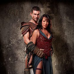 Andy Whitfield y Erin Cummings