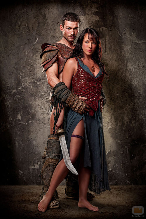 Andy Whitfield y Erin Cummings