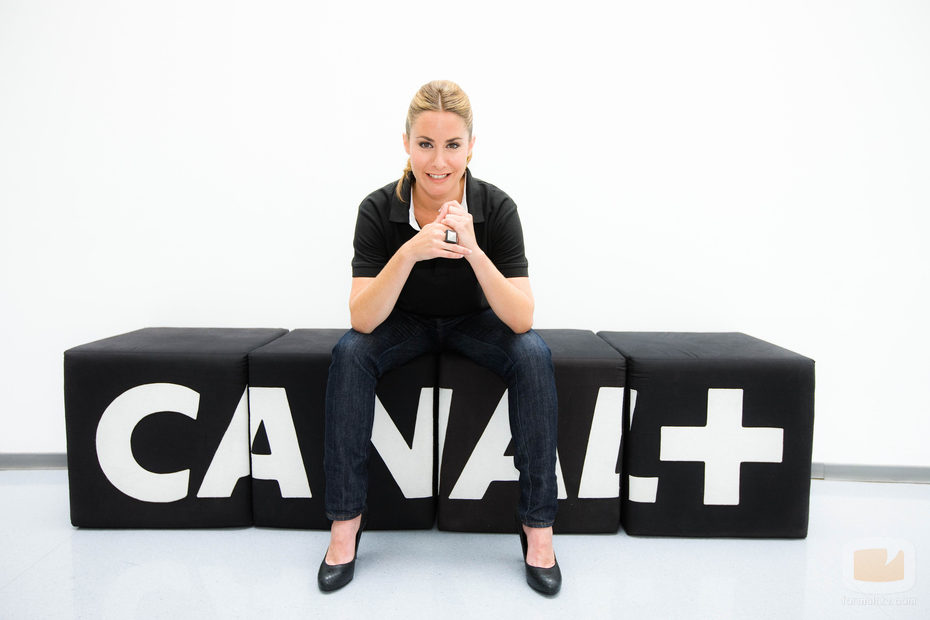 Ainhoa Arbizu sentada en el log de Canal+