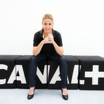 Ainhoa Arbizu sentada en el log de Canal+