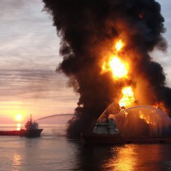Plataforma petrolífera explota en el Golfo de México
