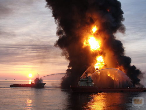 Plataforma petrolífera explota en el Golfo de México