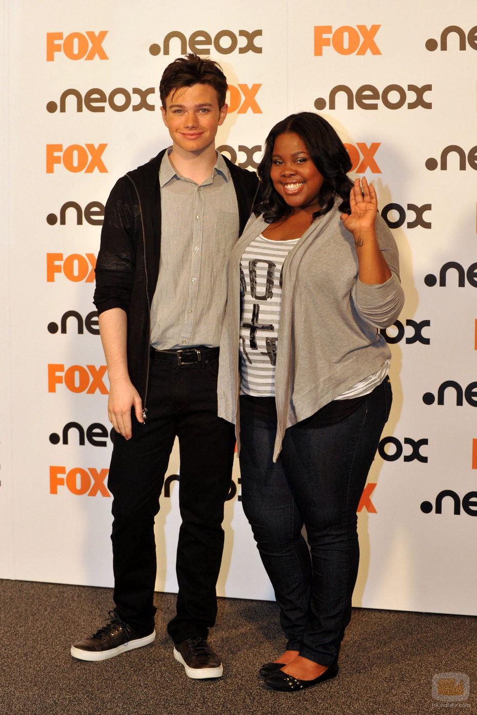 Chris Colfer y Amber Riley saludan a los fotógrafos
