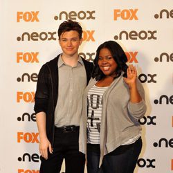 Chris Colfer y Amber Riley saludan a los fotógrafos