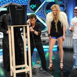 Ke$ha mira como cae agua de un cubo