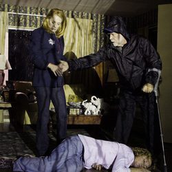 Marg Helgengerber junto a una mujer desmayada en 'CSI: Las Vegas'