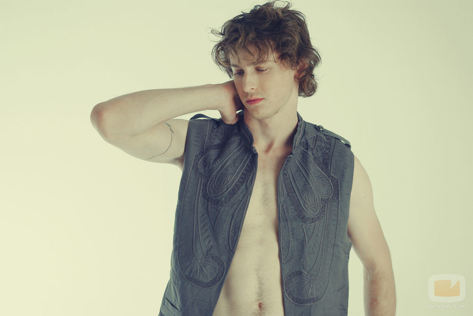 Nicolás Coronado da vida a Raúl