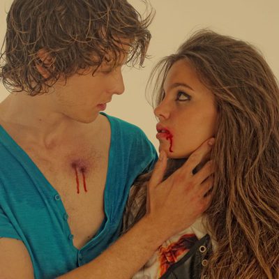Lucía (Lucía Martín) muerde a Raúl (Nicolás Coronado)