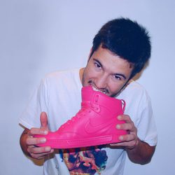 Nacho Aldeguer muerde un zapato rosa