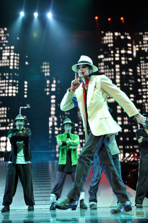 Michael Jackson, con sus bailarines al fondo
