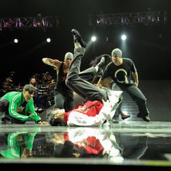 Michael Jackson baila en el suelo