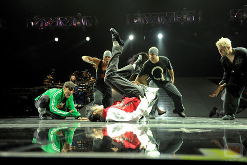 Michael Jackson baila en el suelo