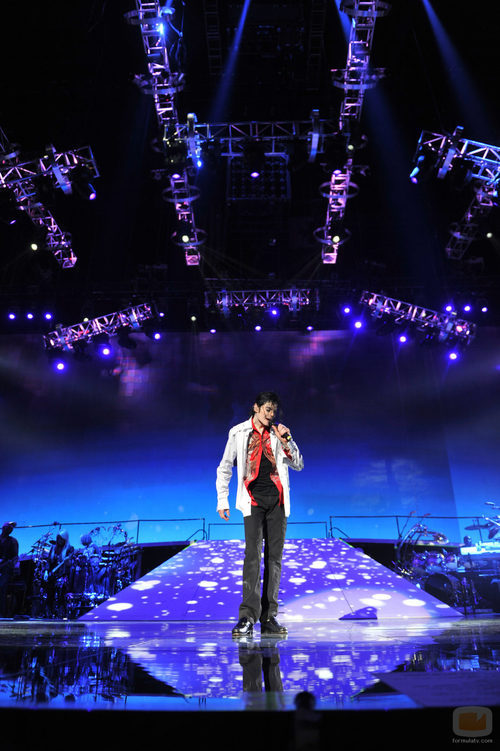 Michael Jackson canta solo en el escenario