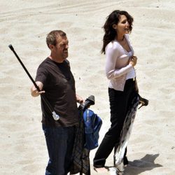 Hugh Laurie y Lisa Edelstein en la playa