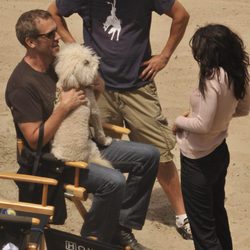 Hugh Laurie y Lisa Edelstein, con un perro en la playa