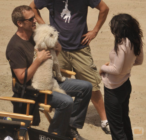 Hugh Laurie y Lisa Edelstein, con un perro en la playa