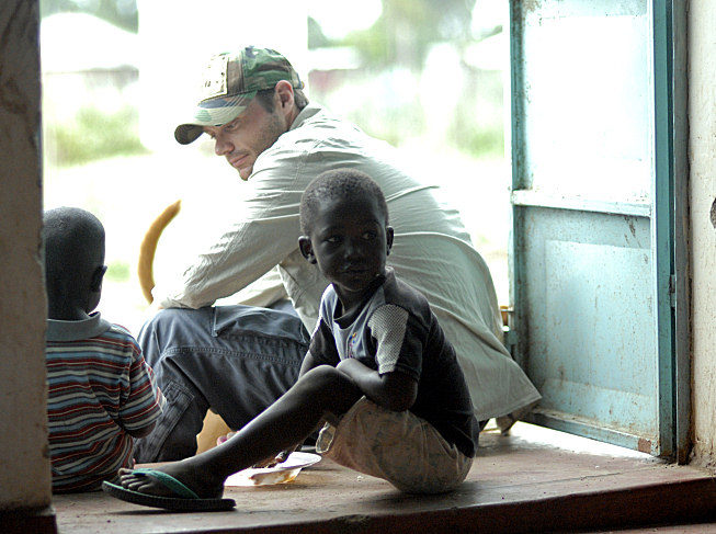 Ryan Seacrest en África por 'Idol Gives Back'