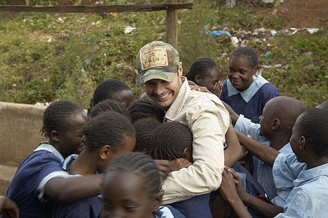 Ryan Seacrest con niños africanos para 'Idol Gives Back'