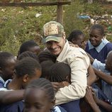 Ryan Seacrest con niños africanos para 'Idol Gives Back'