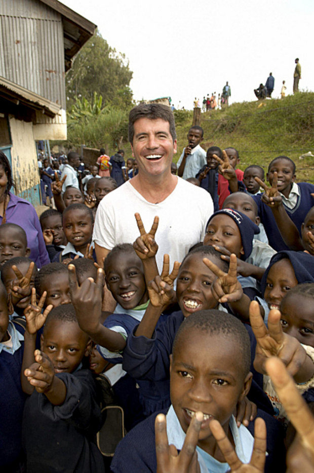 Simon Cowell rodeado de niños