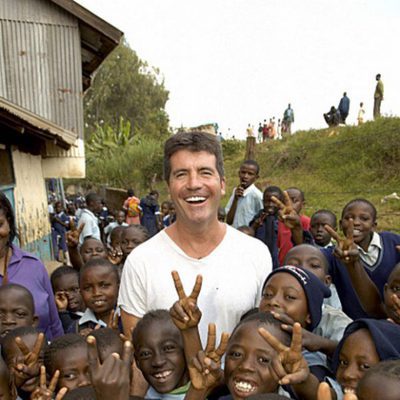 Simon Cowell rodeado de niños