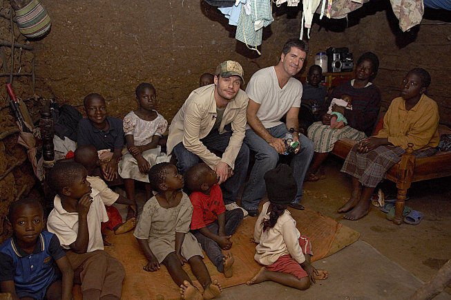 Ryan Seacrest y Simon Cowell en África