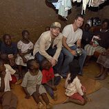Ryan Seacrest y Simon Cowell en África