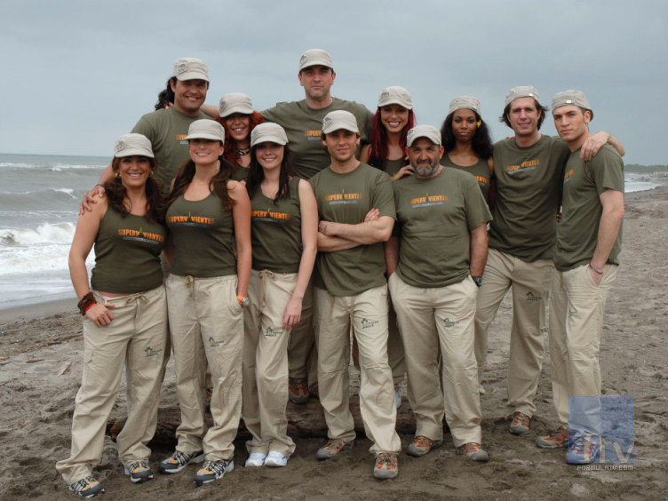 Foto grupal de los concursantes 'Supervivientes' con gorra