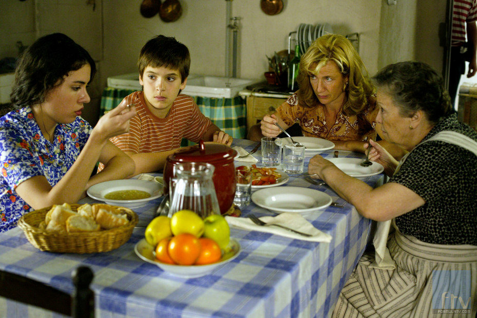 Paquita come con los Alcántara en Sagrillas en 'Cuéntame cómo pasó'