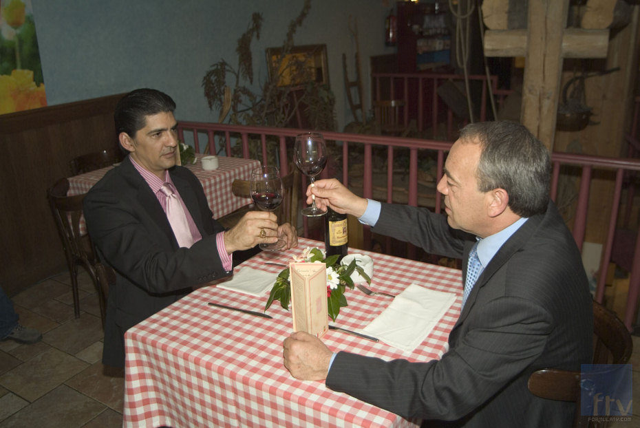 Tito Valverde brinda en 'El comisario'