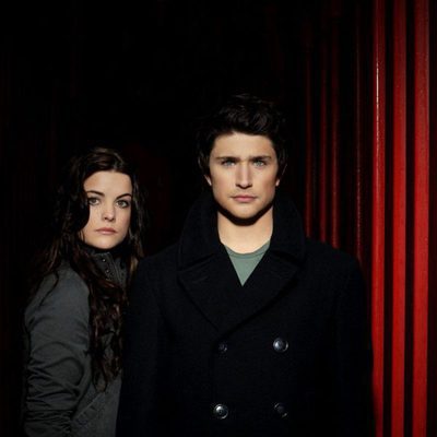 Matt Dallas y Jaimie Alexander