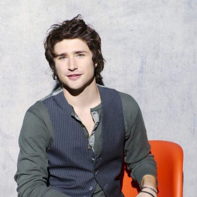Matt Dallas en un sillón rojo promocionando 'Kyle XY'