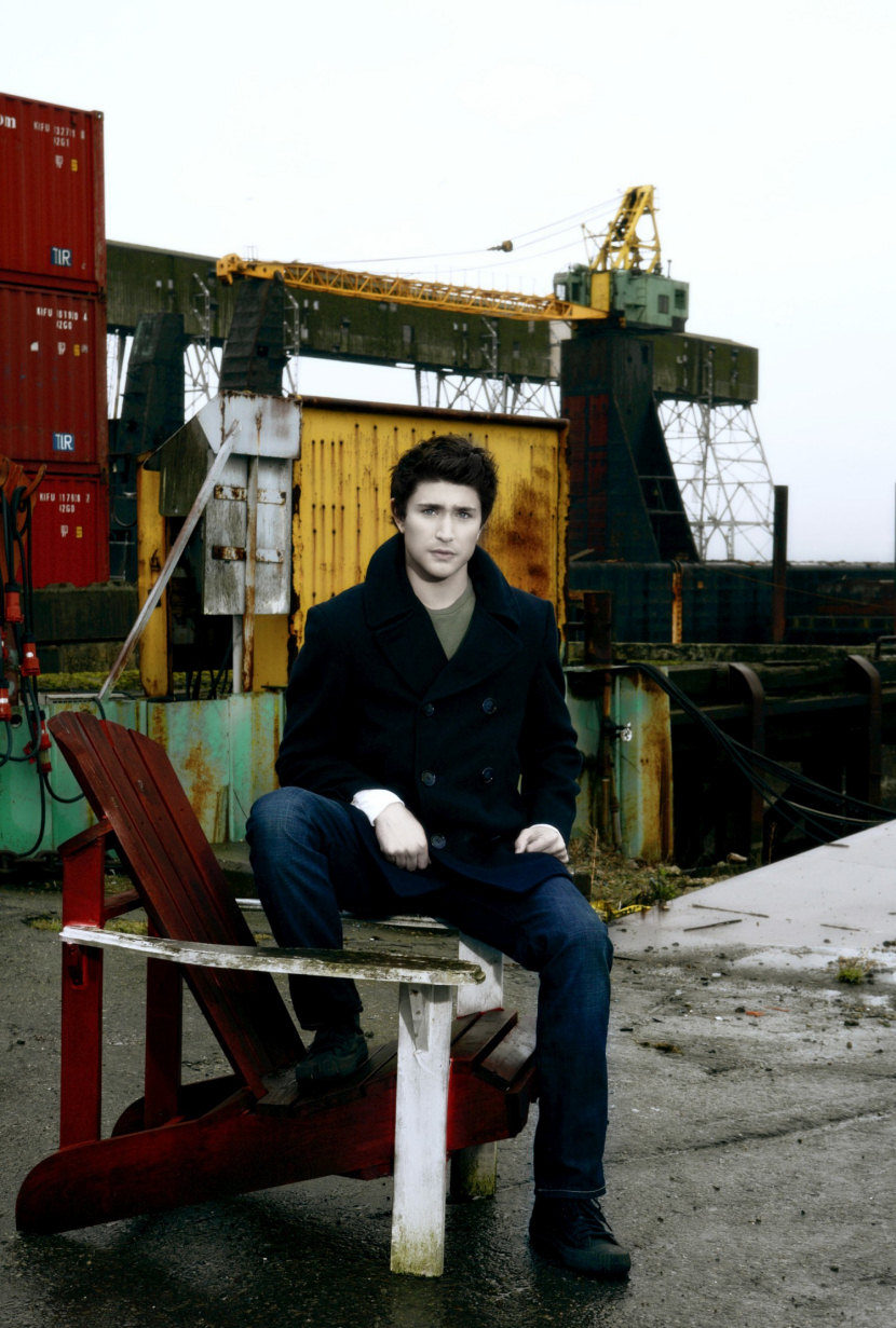 Matt Dallas en una fotografía en el exterior en 'Kyle XY'