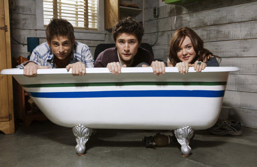 Jean-Luc Bilodeau, Matt Dallas y April Matson en la bañera