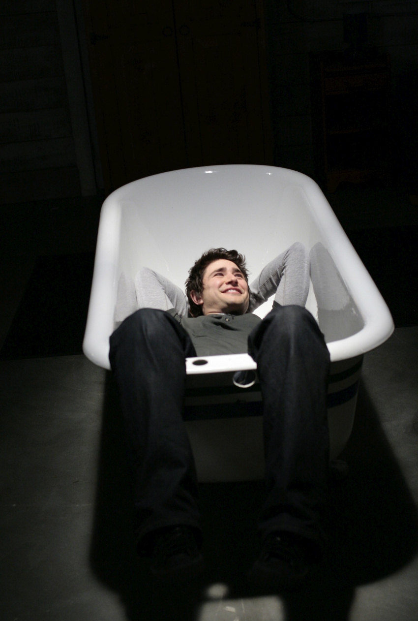 Matt Dallas en la bañera