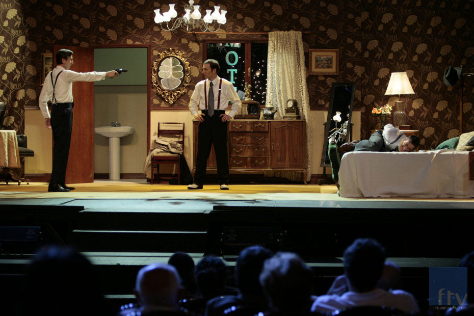 Un hombre dispara a otro en el teatro