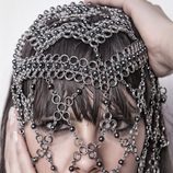 Cristina Pedroche con una malla metálica