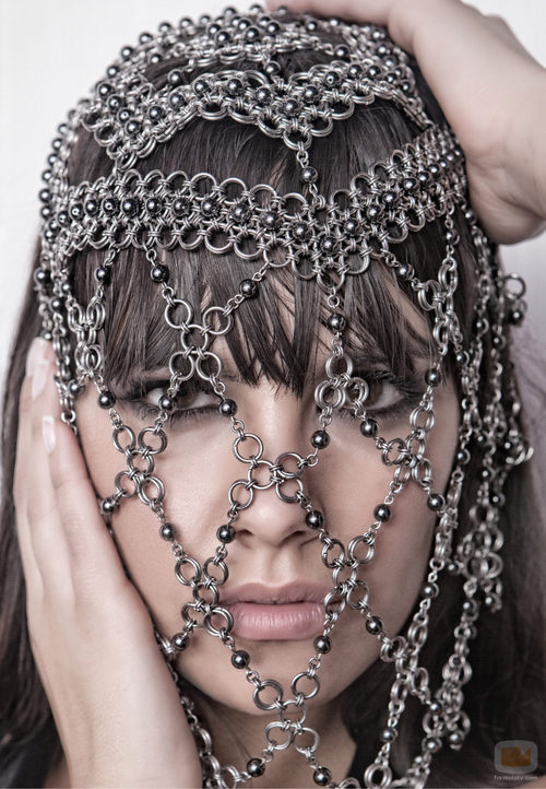 Cristina Pedroche con una malla metálica