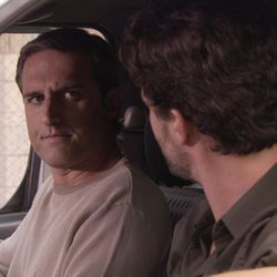 Simón habla con Juan en un coche