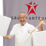Karlos Arguiñano con un delantal y un gorro de cocinar