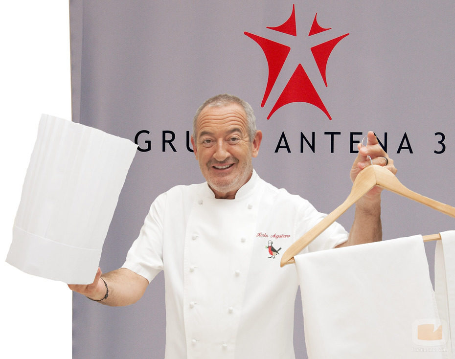 Karlos Arguiñano con un delantal y un gorro de cocinar