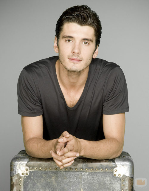 Yon González, sobre una maleta