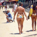 Mujeres andando por la playa en Morro de Sao Paulo