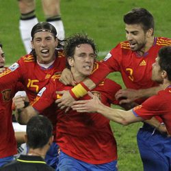 La Selección Española celebra el gol de Puyol