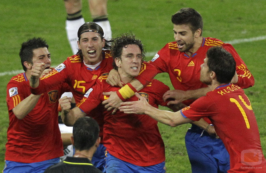 La Selección Española celebra el gol de Puyol