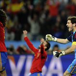 Íker Casillas celebra el gol de Puyol en la semifinal