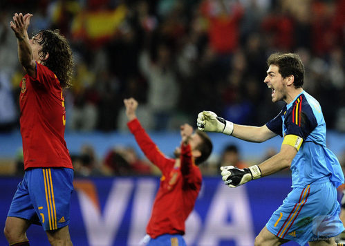 Íker Casillas celebra el gol de Puyol en la semifinal