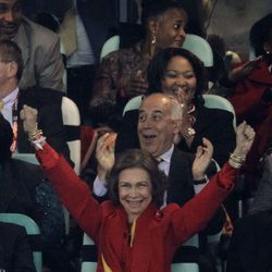 La Reina Sofía celebra el gol de Puyol
