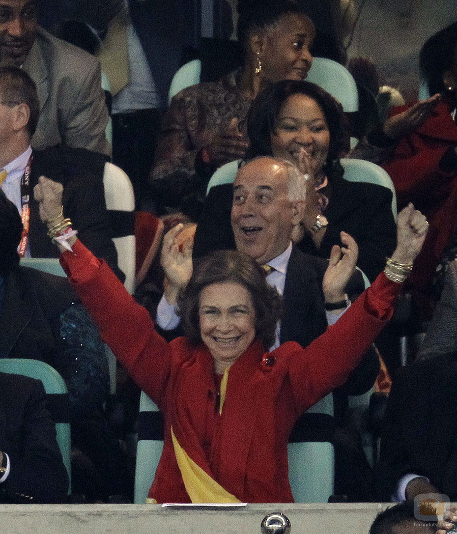 La Reina Sofía celebra el gol de Puyol