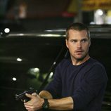 Callen sujeta una pistola